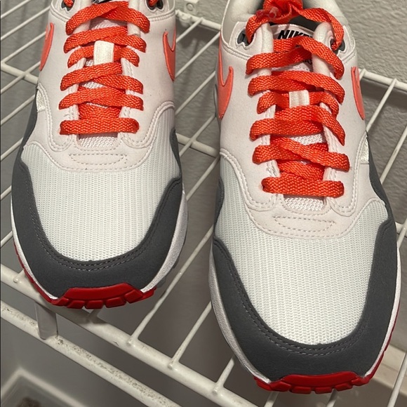 Nike - Picture 3 of 5